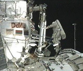 Imagen de un astronauta ruso durante la caminata espacial