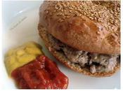 Hamburguesa casera panecillo salsa Ketchup.(Wholekitchen)