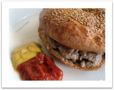 Hamburguesa casera con su panecillo y salsa Ketchup.(Wholekitchen)