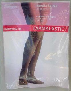 La AEMPS informa de la detección de la venta de unidades falsificadas del producto “Medias de Compresión de la marca FARMALASTIC” de la empresa Laboratorios Cinfa, S.A. en la provincia de Alicante. Imagen de la parte frontal del producto falsificado en la que aparece el producto embolsado en una bolsa de plástico.