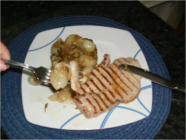 FILETE DE TERNERA CON GUARNICON DE LECHUGA Y CEBOLLAS FRANCESAS