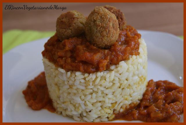 Arroz con salsa de tomate y mango y falafels