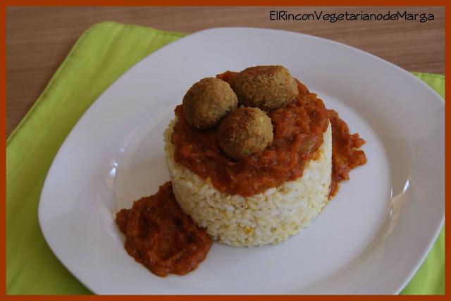 Arroz con salsa de tomate y mango y falafels