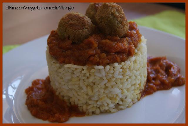 Arroz con salsa de tomate y mango y falafels