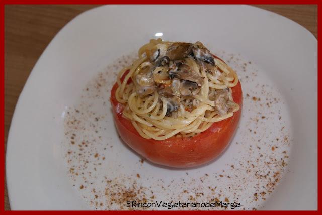 Tomate relleno de carbonara de champiñones