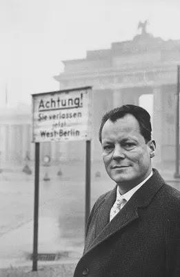 1970, WILLY BRANDT SE ARRODILLA EN VARSOVIA