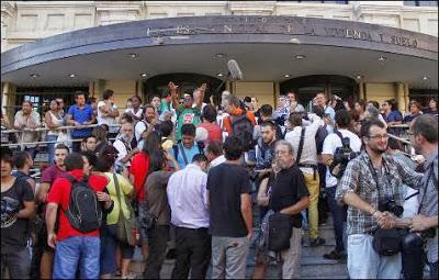 Suicidios en plena crisis; Bárcenas, tras los barrotes y una universidad sin príncipes, sin bufones… ni súbditos.