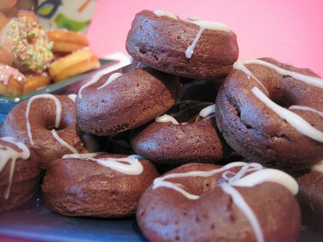 MINIBIZCOCHITOS DE CHOCOLATE Y LIMA ,HECHOS EN LA DONUTTERA