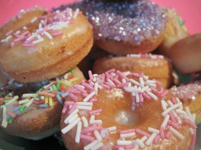 MINIBIZCOCHITOS DE CHOCOLATE Y LIMA ,HECHOS EN LA DONUTTERA