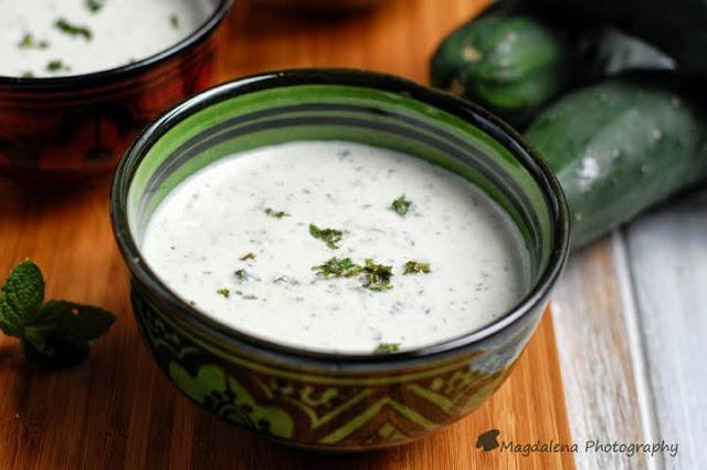 TZATZÍKI (YOGUR CON PEPINO Y AJO)