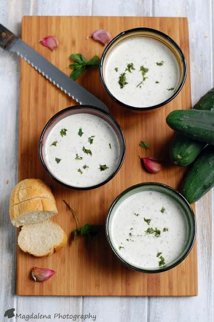 TZATZÍKI (YOGUR CON PEPINO Y AJO)