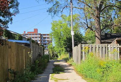Pasaje entre las calles Dundurn y Locke, Hamilton, ON, Canadá