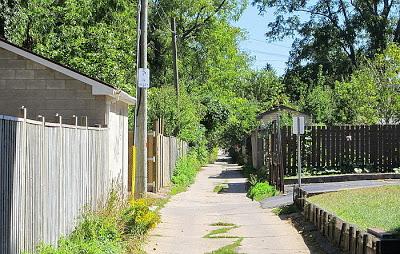 Pasaje entre las calles Dundurn y Locke, Hamilton, ON, Canadá