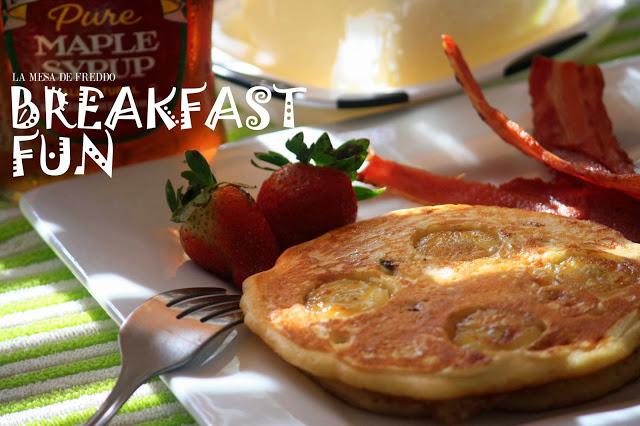 Breakfast Fun: Pancakes con Chocolate y Bananas.