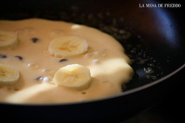 Breakfast Fun: Pancakes con Chocolate y Bananas.