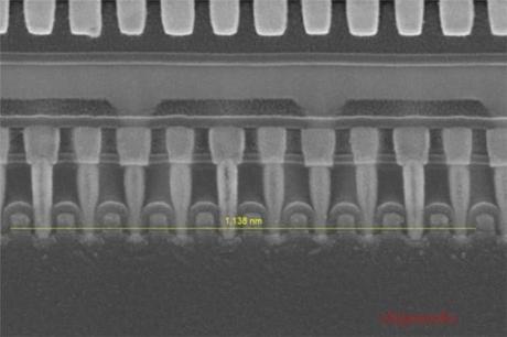 Fotografía del SoC Apple A7 tomada por medio de un microscópio (Chipworks CC).
