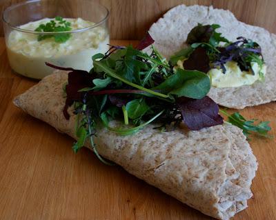 Tunnbröd con ensalada de huevo escandinava