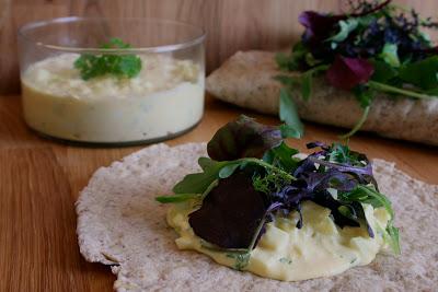 Tunnbröd con ensalada de huevo escandinava