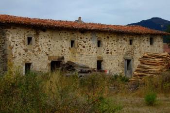 Pilas de leña junto a un viejo caserío. Narvaja.