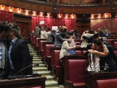 Políticos italianos se besan en el Parlamento en contra de la LGTBfobia