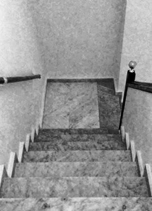 Sentado en el último peldaño de la escalera