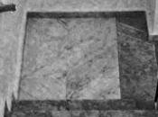 Sentado último peldaño escalera