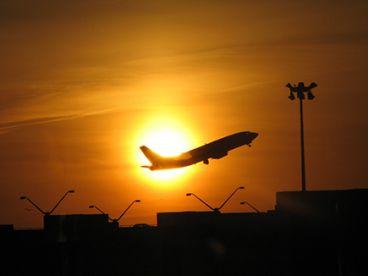 avión despegando del aeropuerto al atardecer silueta