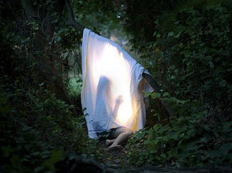 Juego de tienda o cabaña con tela en un árbol Juega a las cabañas