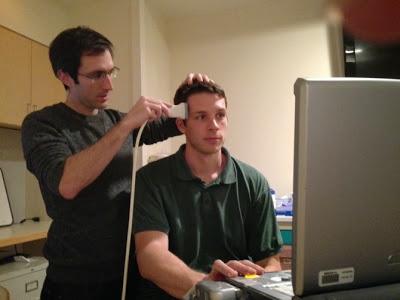 Modificar el estado de ánimo de una persona aplicando ultrasonidos en su cráneo