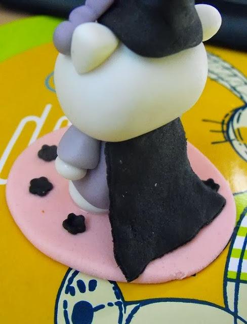 Hello Kitty brujita para Halloween paso a paso