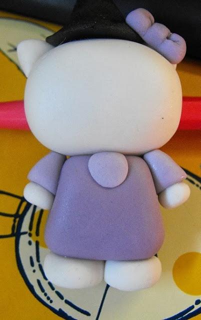 Hello Kitty brujita para Halloween paso a paso