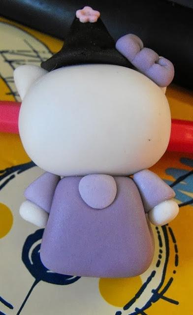 Hello Kitty brujita para Halloween paso a paso