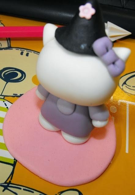 Hello Kitty brujita para Halloween paso a paso