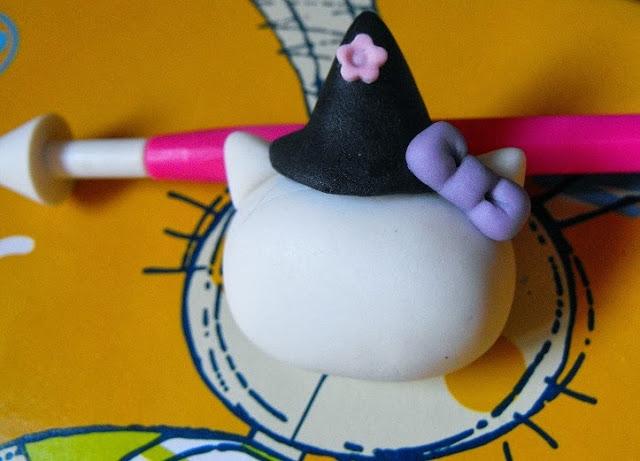 Hello Kitty brujita para Halloween paso a paso