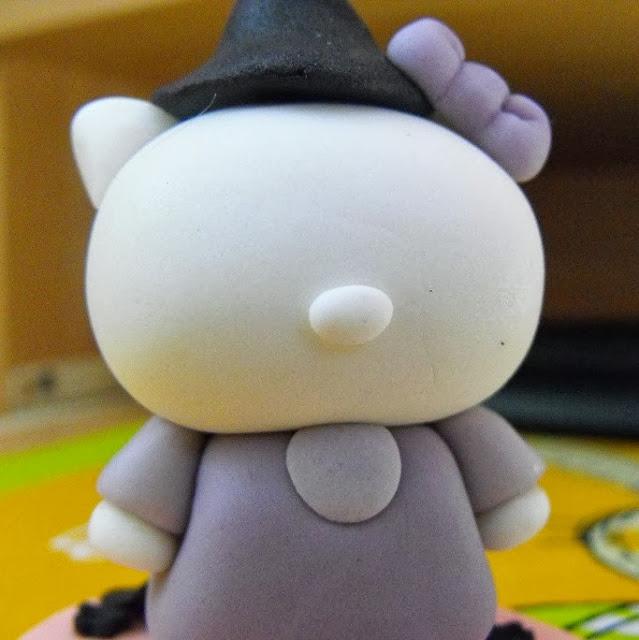 Hello Kitty brujita para Halloween paso a paso
