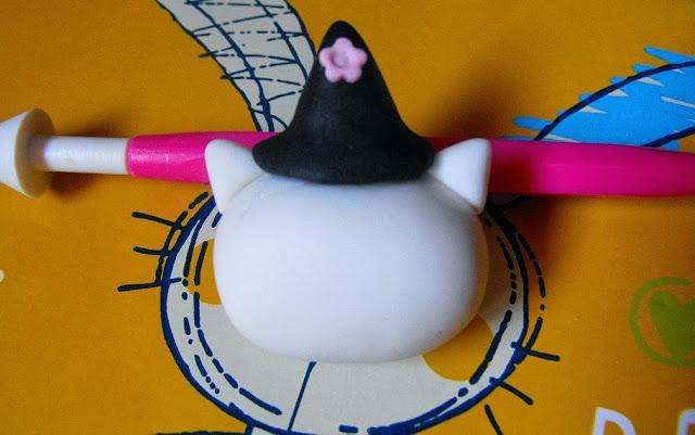 Hello Kitty brujita para Halloween paso a paso