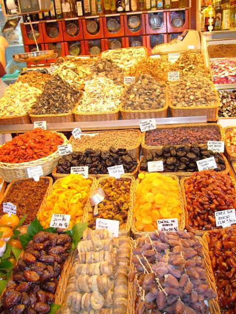 BARCELONA...como en toda ciudad donde llego, busco sus mercados, La Boquería, un mercado medieval