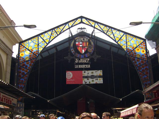BARCELONA...como en toda ciudad donde llego, busco sus mercados, La Boquería, un mercado medieval