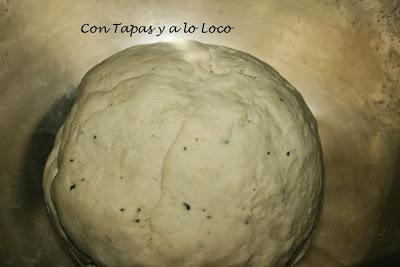 Focaccia de caballa, cebolla y tomates cherry