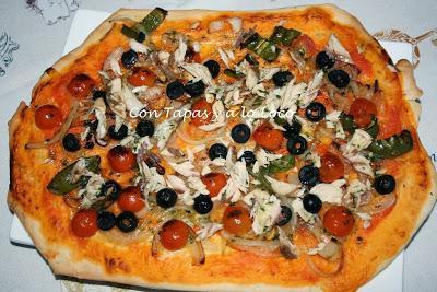 Focaccia de caballa, cebolla y tomates cherry