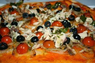 Focaccia de caballa, cebolla y tomates cherry