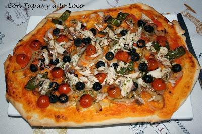Focaccia de caballa, cebolla y tomates cherry