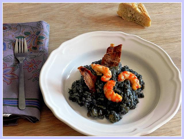 Risotto al nero di sepia con gambas y jamón