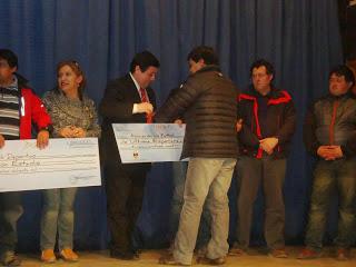 ORGANIZACIONES COMUNITARIAS DE NATALES RECIBIERON CHEQUES GIGANTES PARA FINANCIAR DIVERSAS INICIATIVAS