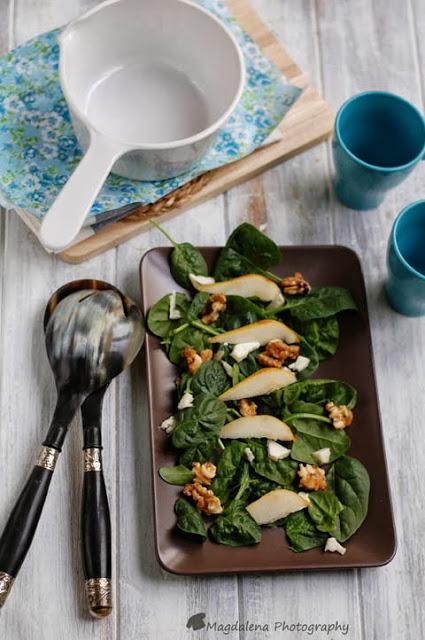 ENSALADA DE ESPINACAS CON PERA, NUECES Y QUESO