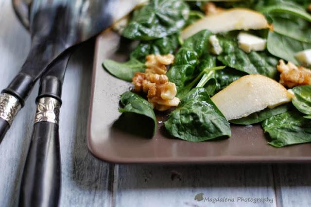 ENSALADA DE ESPINACAS CON PERA, NUECES Y QUESO