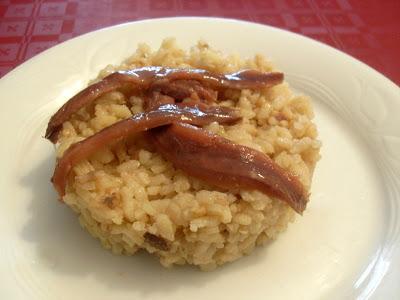 Arroz de anchoas con almendras y queso sin lactosa