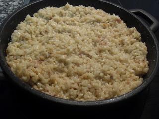 Arroz de anchoas con almendras y queso sin lactosa