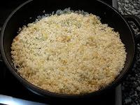 Arroz de anchoas con almendras y queso sin lactosa