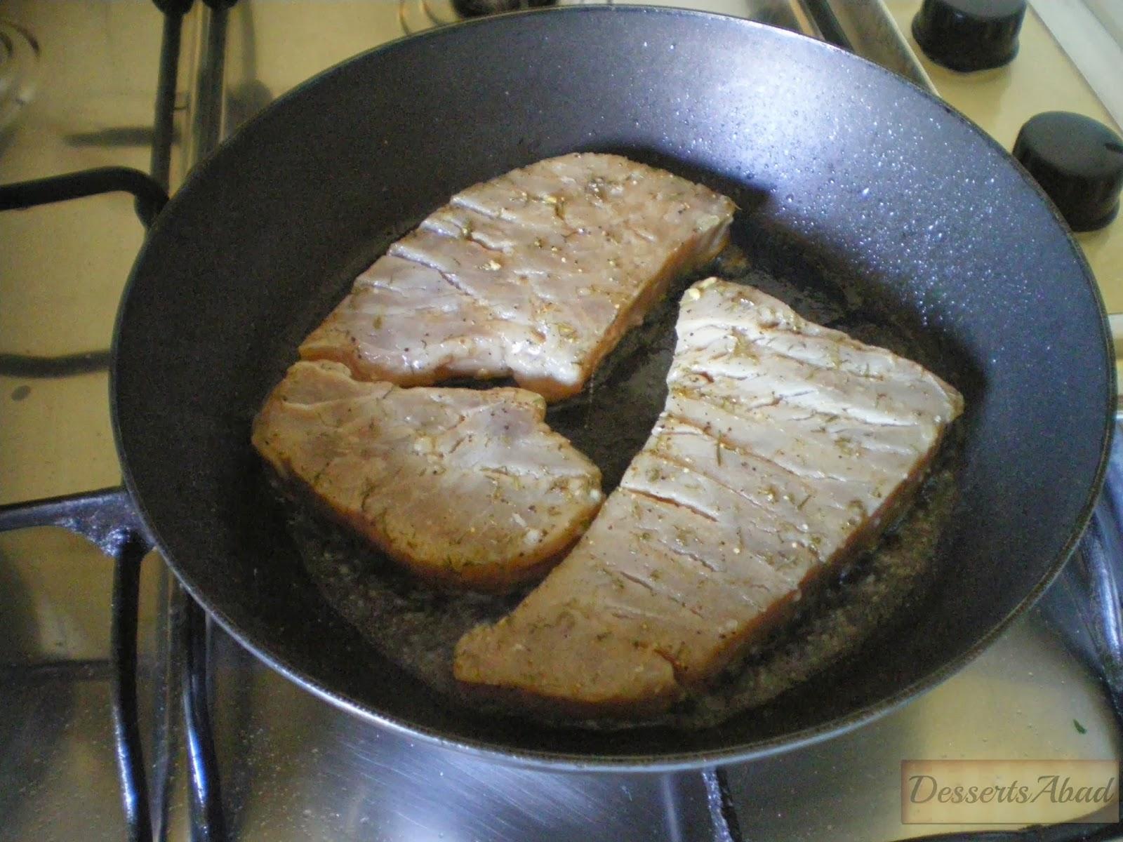 Atún marinado en miel y estragón sobre lecho de perejil almendrado